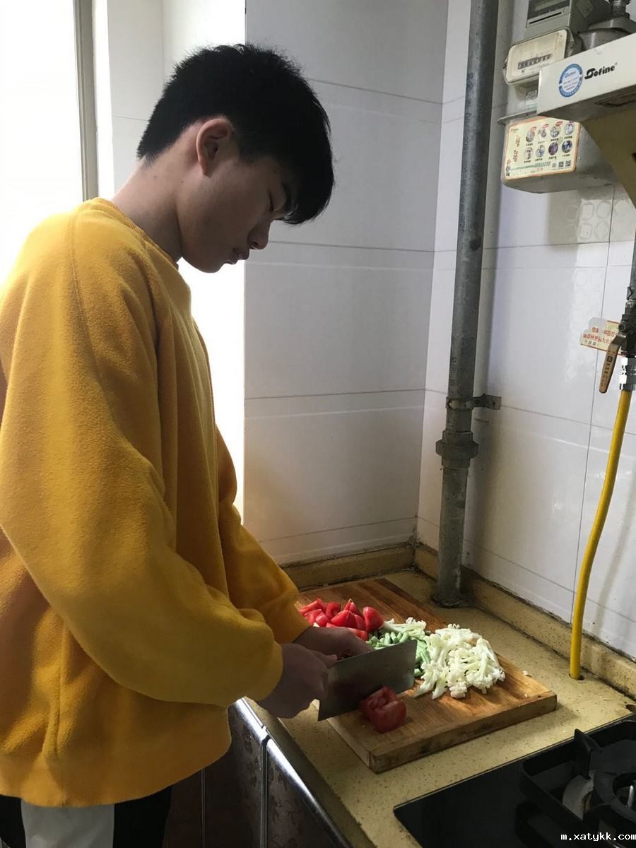 1586437168765707.jpg 1、高一5韩艺登在制作美食 (复制).jpg