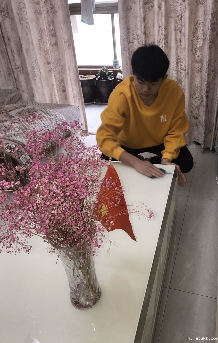 1586437190257330.jpg 3、高一5韩艺登在打扫房间 (复制).jpg