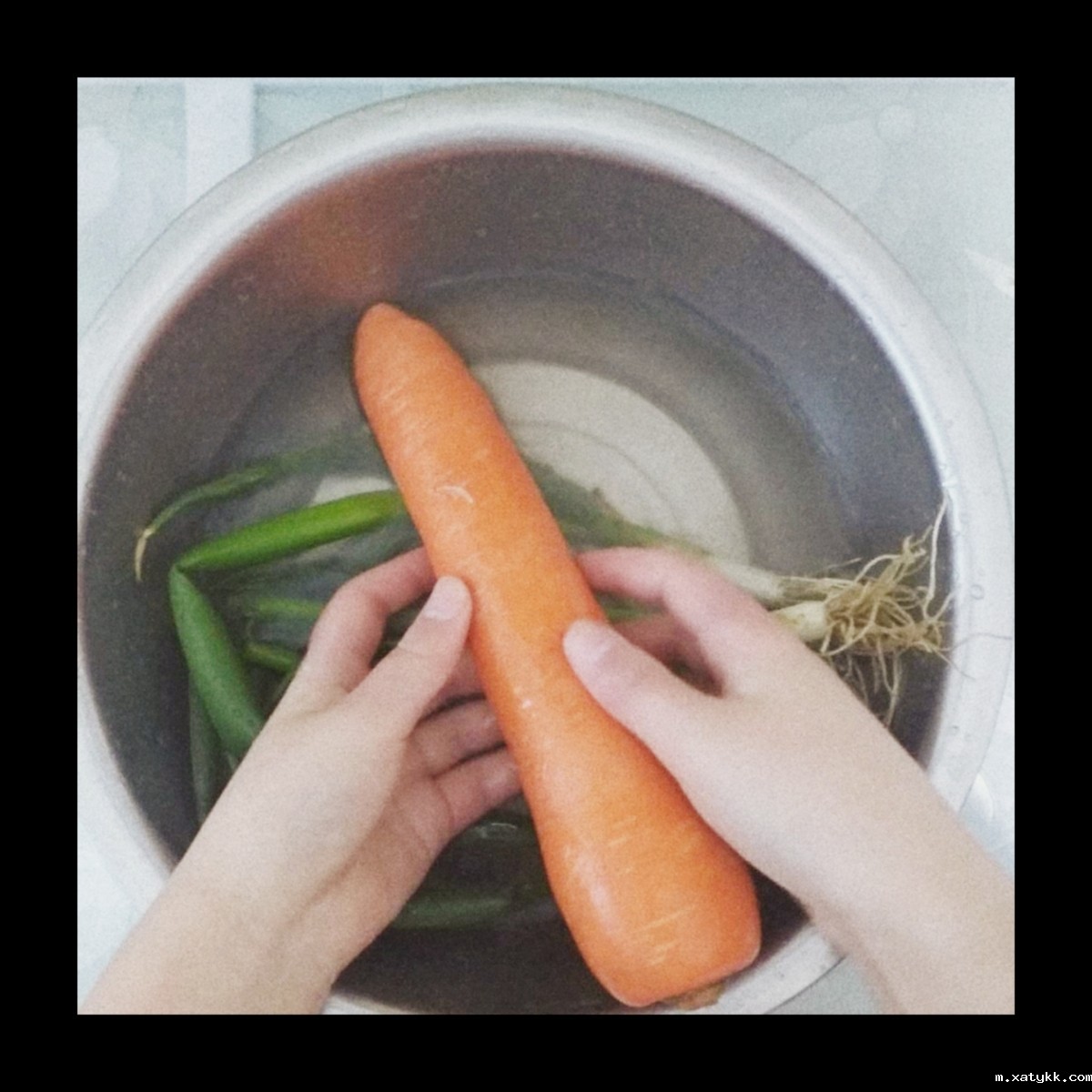 1586437246131203.jpg 6、邱霁杨在细心洗菜 (复制).jpg