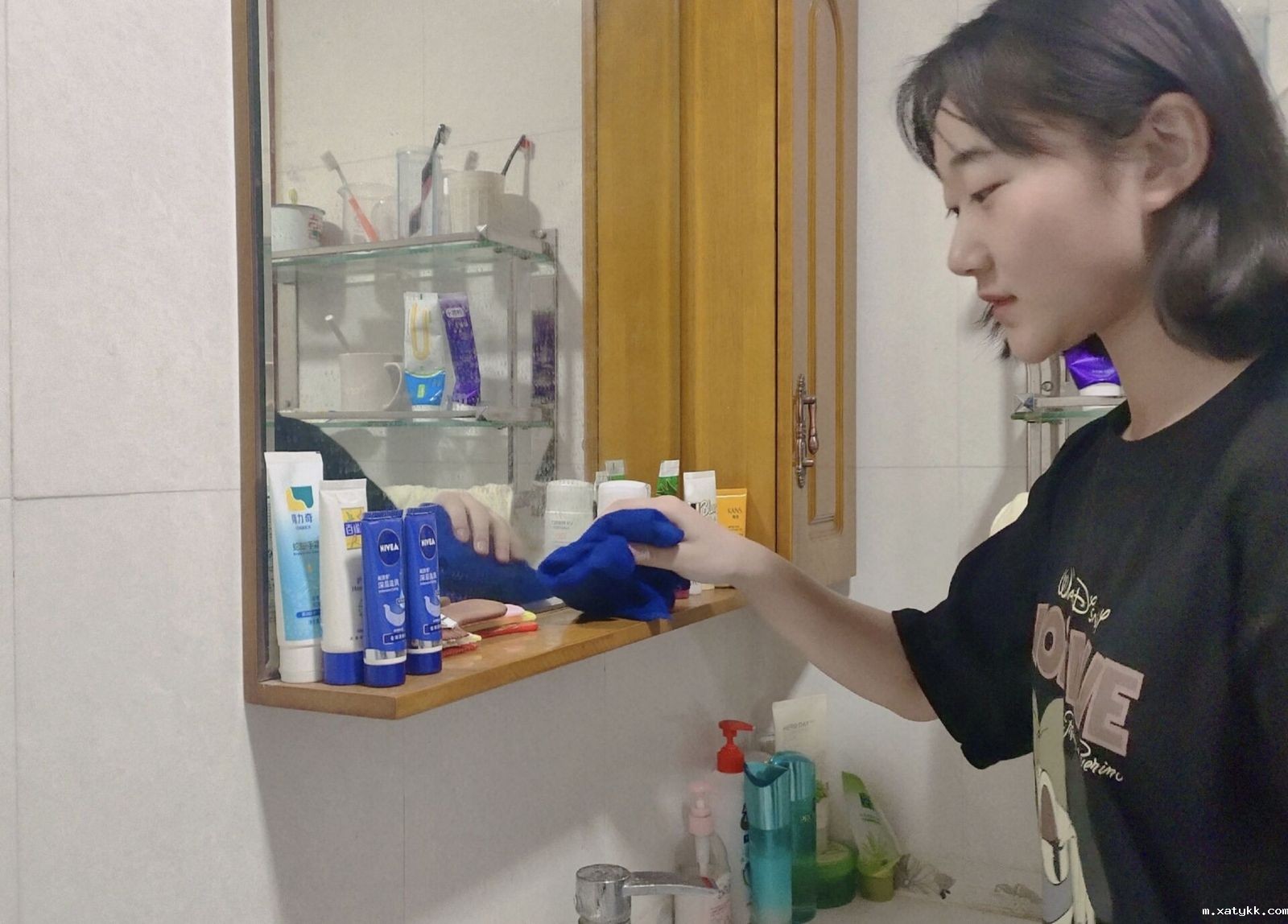 1586437270727323.jpg 8、高一5班黄佳鑫在清洁房间 (复制).jpg