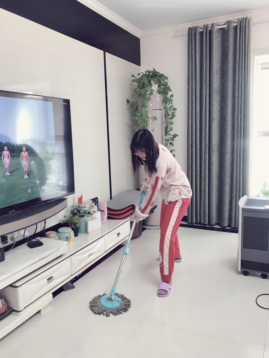 1586526690142090.jpg 3、金若彤拖地的姿态很优美 (复制).jpg