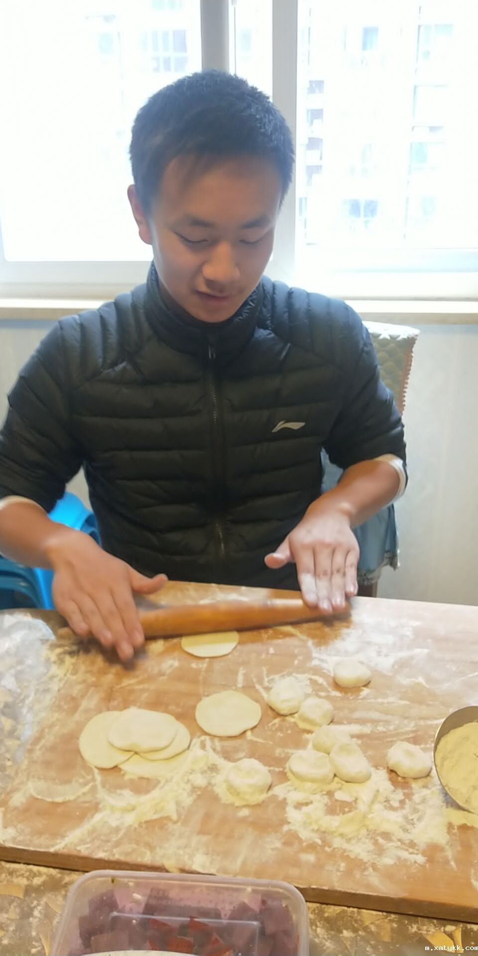 1586608880695866.jpg 1、张博晗在擀饺子皮.jpg