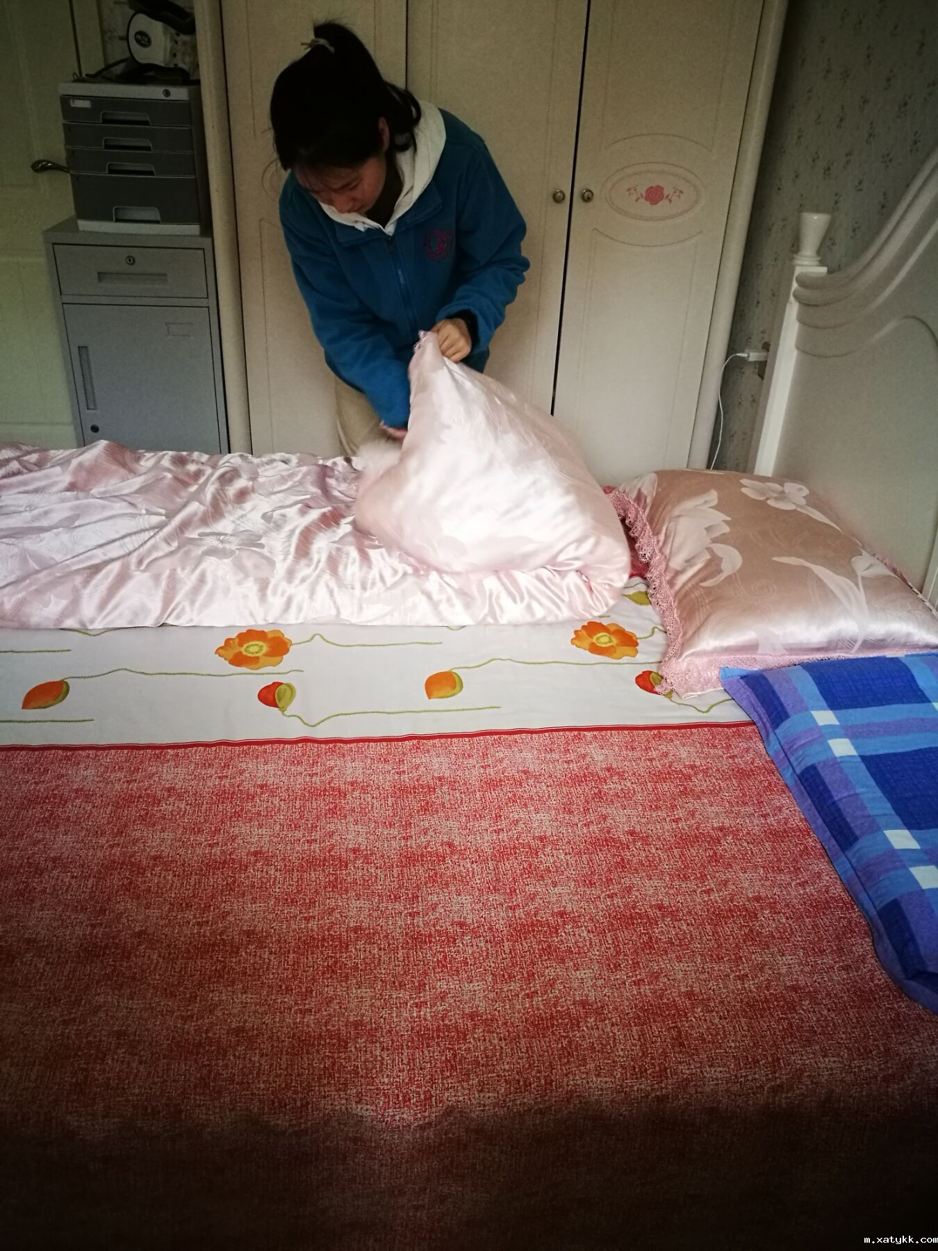 1586608915454673.jpg 3、宣萱在叠被子.jpg