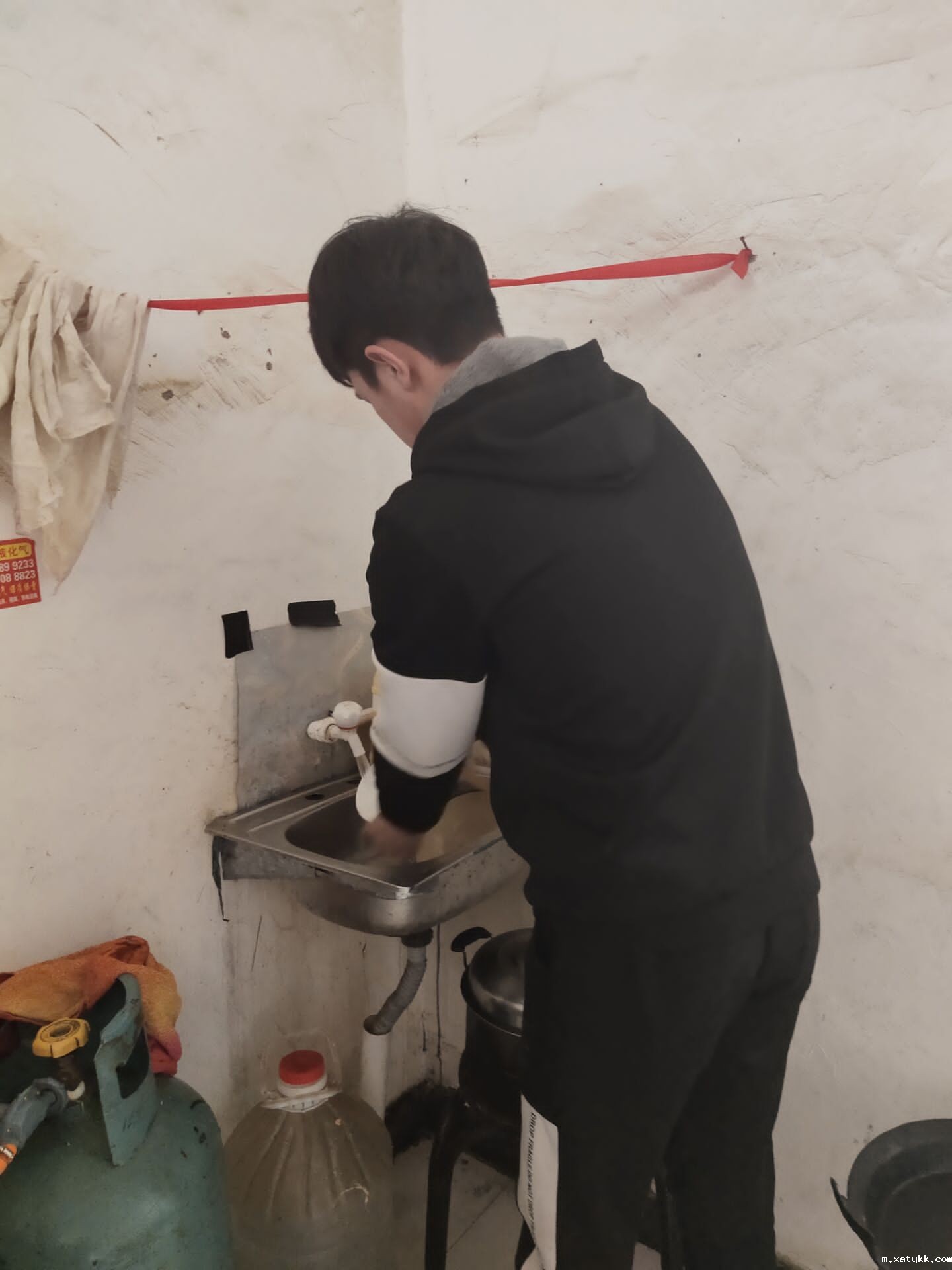 1586608959771172.jpg 6、赵中许在洗碗.jpg