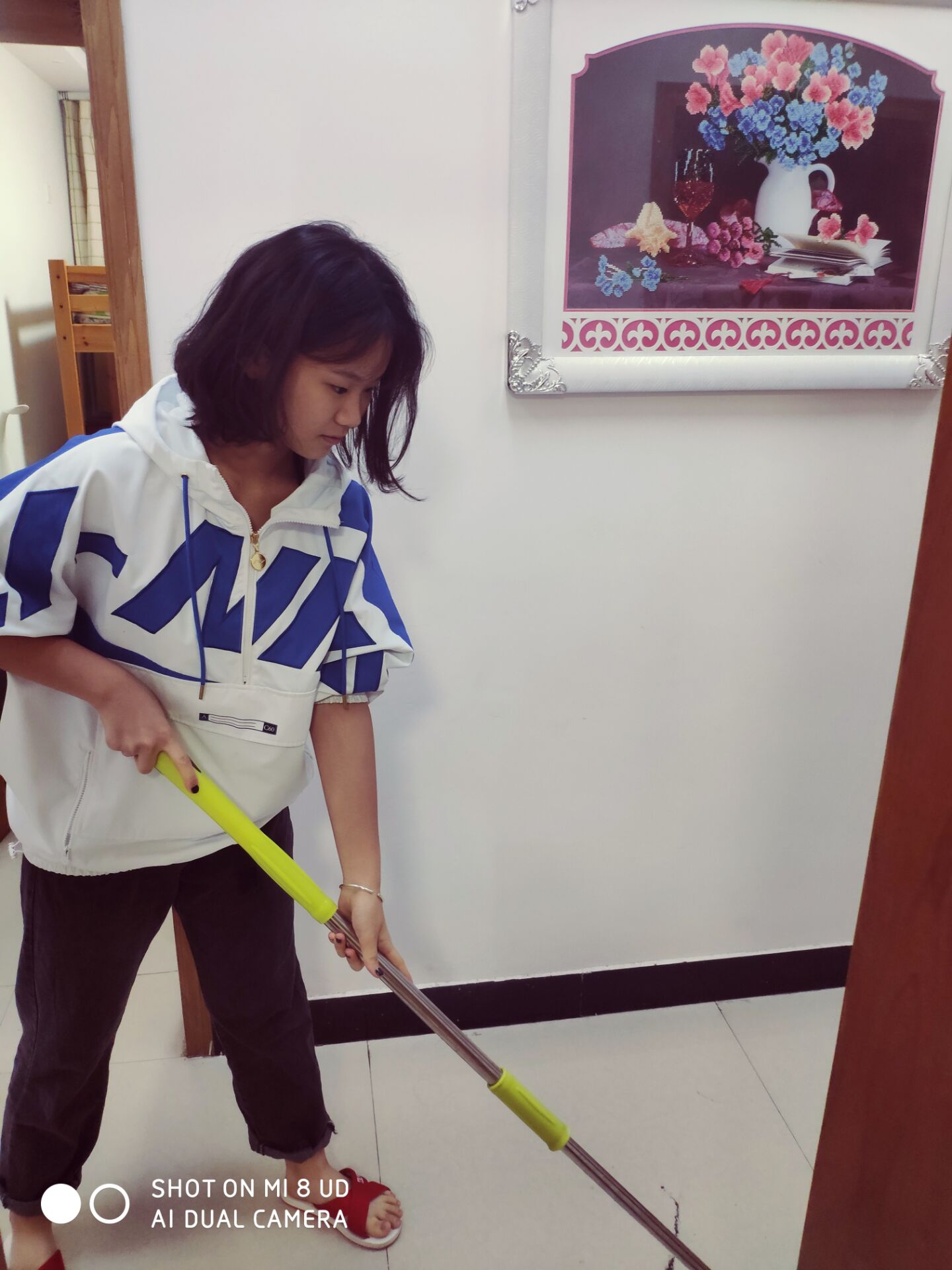 1586609370928066.jpg 2、罗淼在拖地.jpg