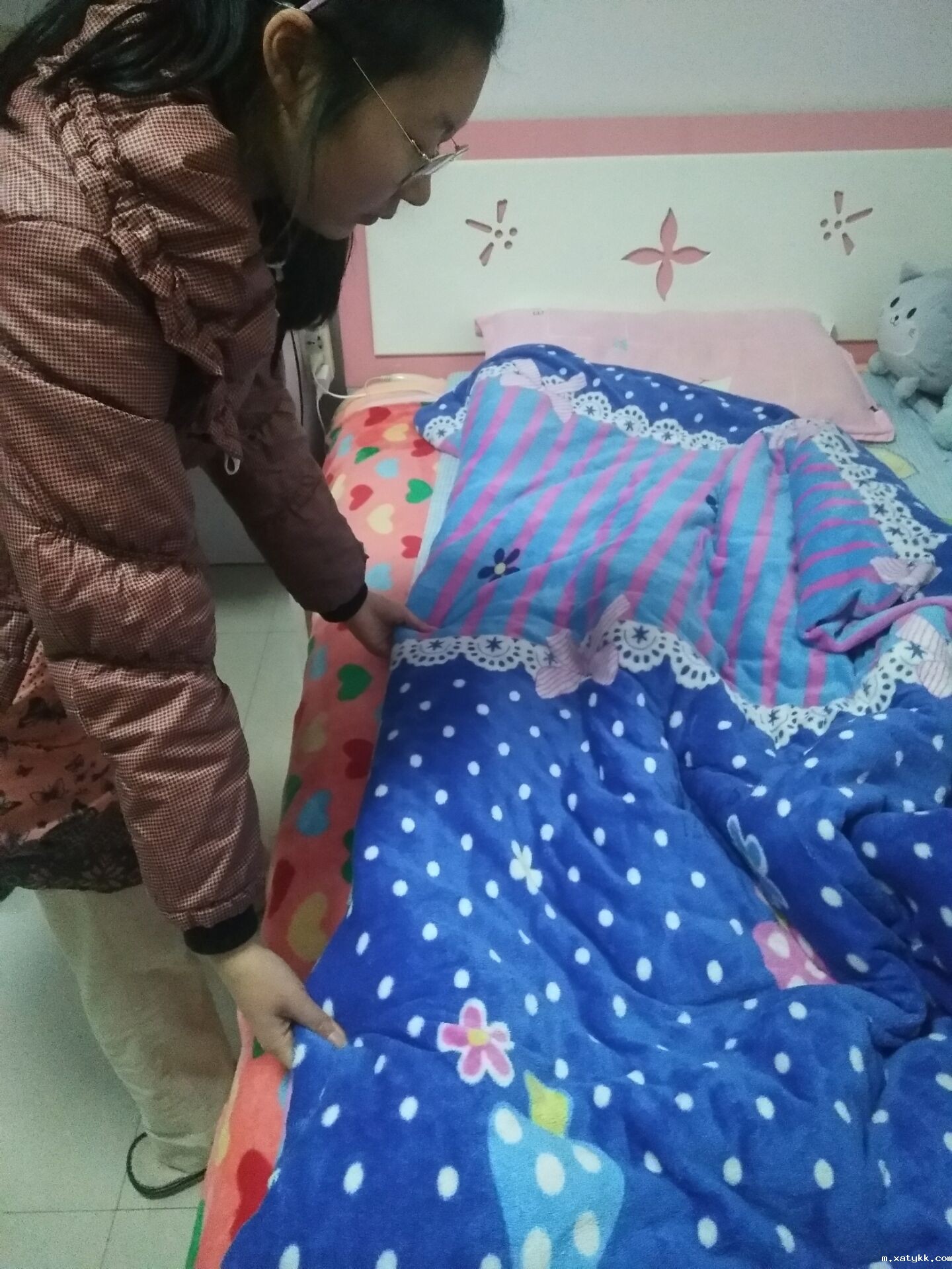 1586830780432039.jpg 6、马文青在整理床铺.jpg