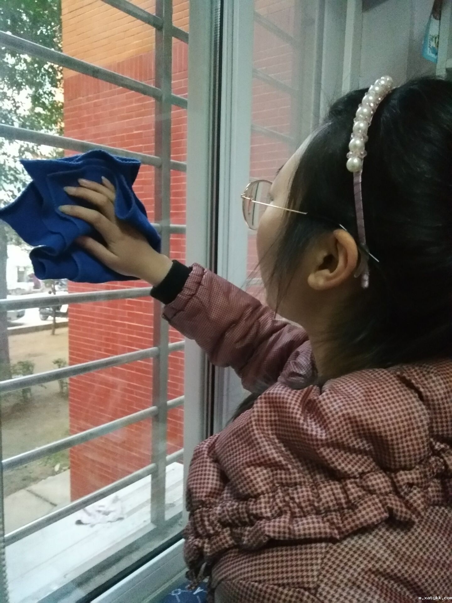 1586830790104356.jpg 7、认真擦拭玻璃.jpg