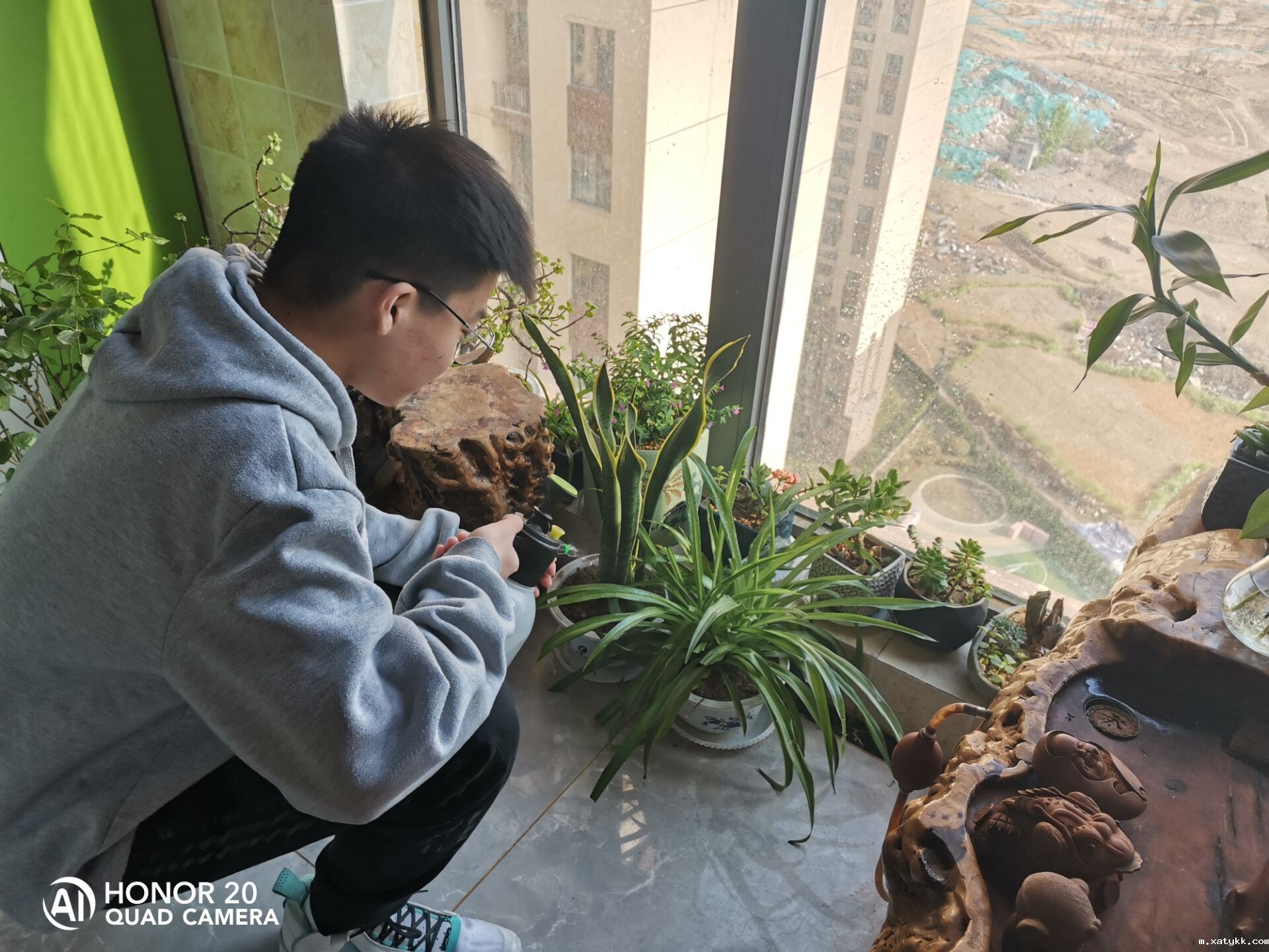 1586830803113078.jpg 8、李祎翔在给花卉浇水.jpg