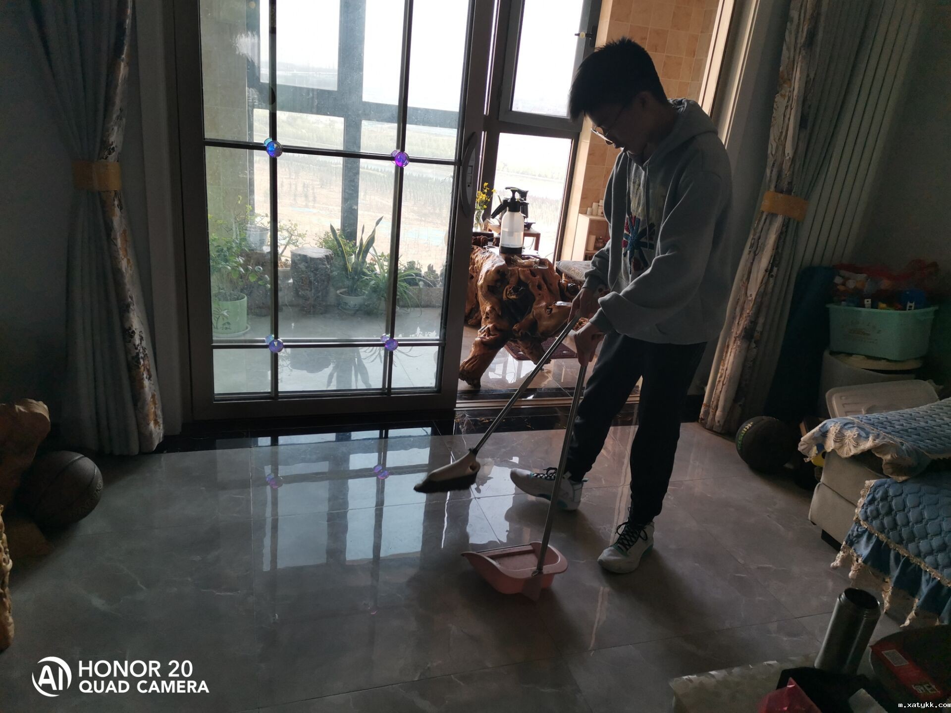 1586830812108255.jpg 9、李祎翔在打扫房间.jpg