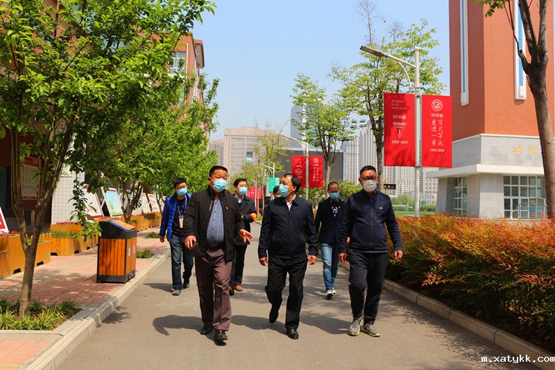 1督导组参观学校校园.JPG