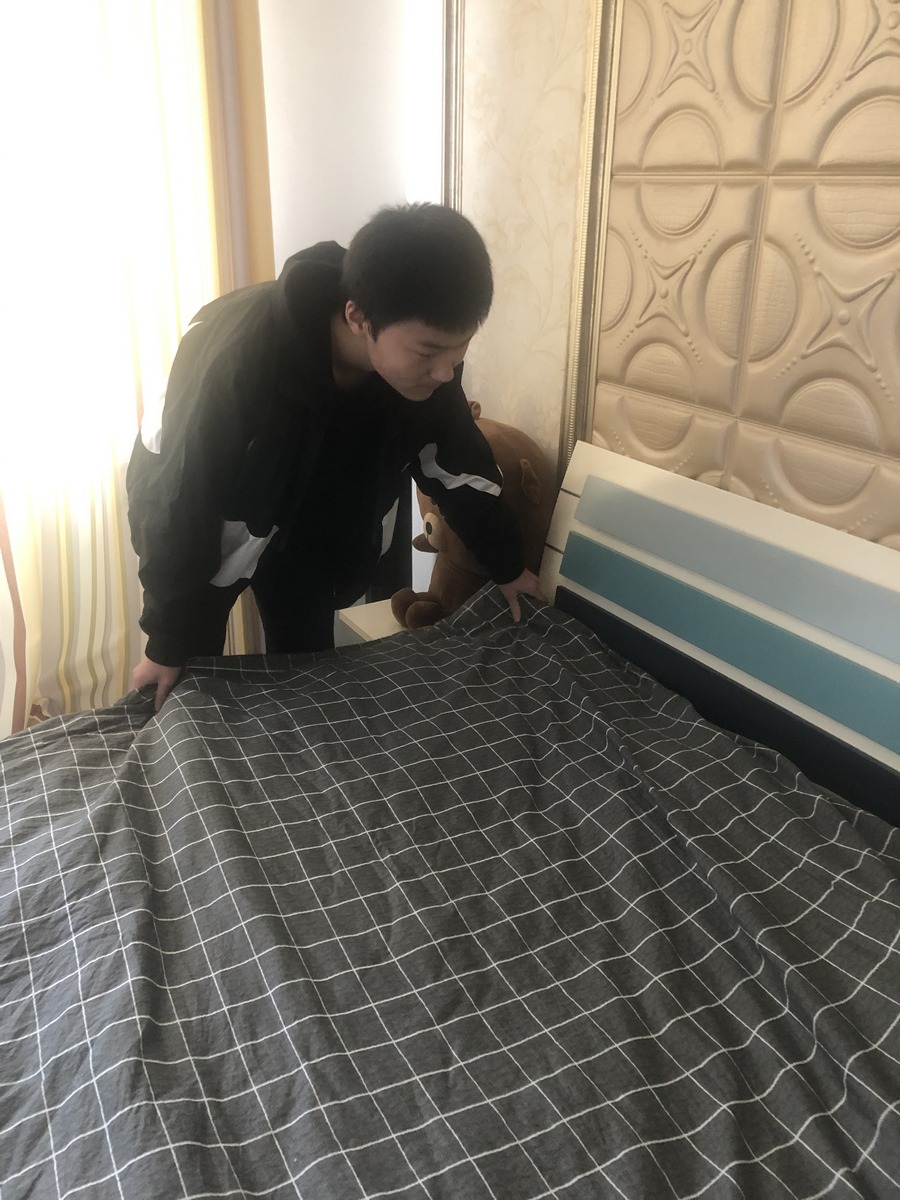 1587113548138992.jpg 2、彭代晨在整理房间.jpg