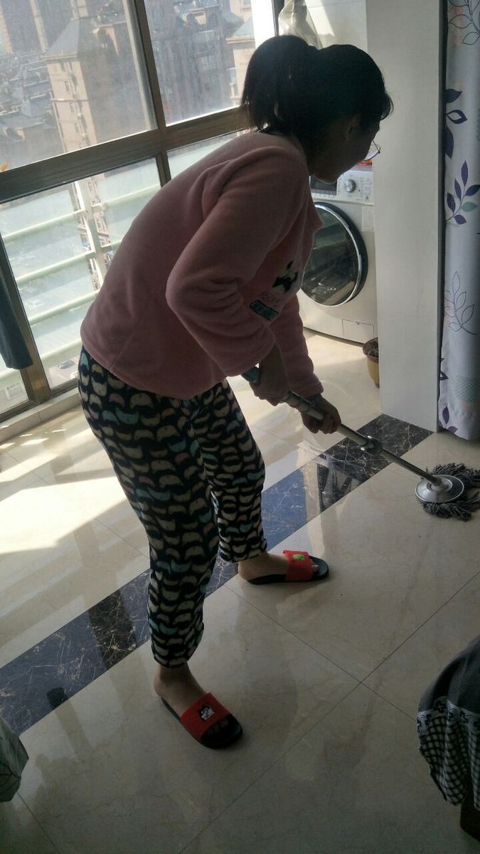 1587113581928109.jpg 5、张静茹在拖地.jpg