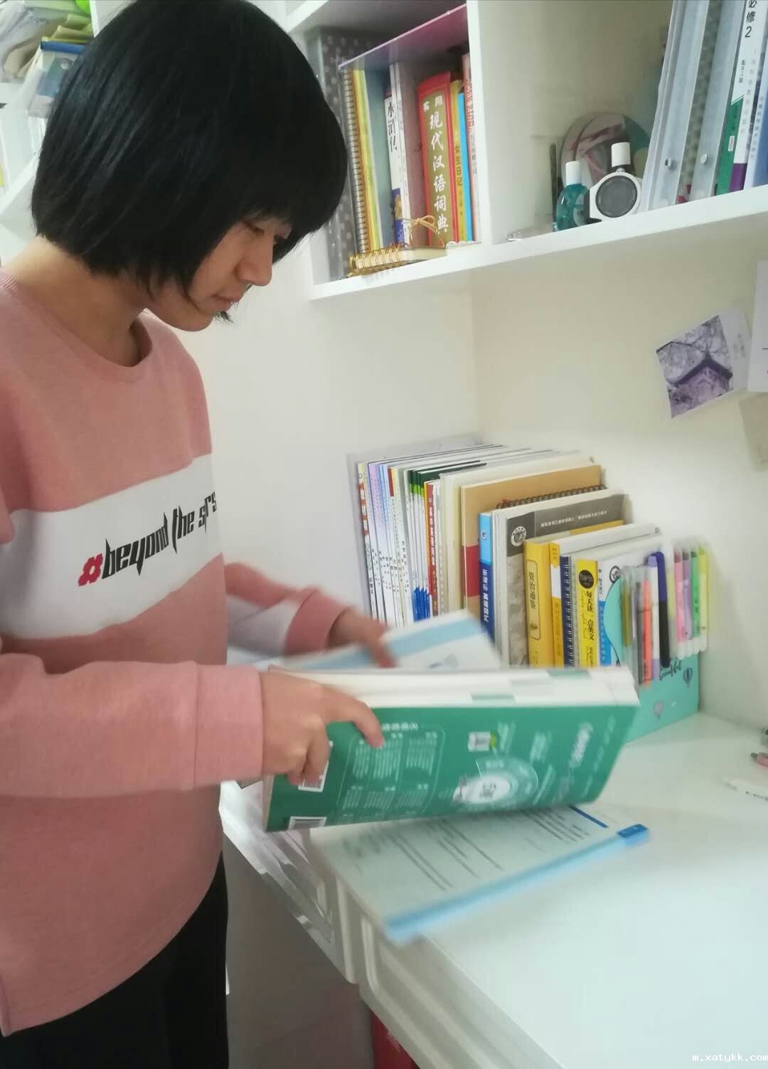 1587192755454415.jpg 3、葛上铭在整理书桌.jpg