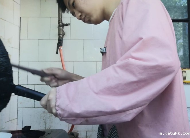 1587192796695823.jpg 5、戴安珂在加工美食.jpg