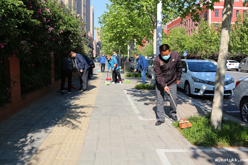 1587974563477222.jpg 1李国喜校长带领老师参与学校周边卫生清洁活动.JPG