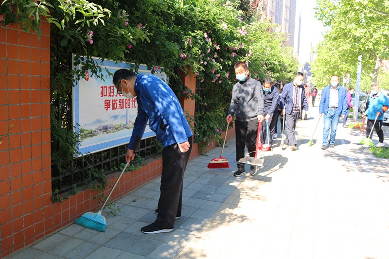 1587974570956381.jpg 2清扫学校周边垃圾.JPG