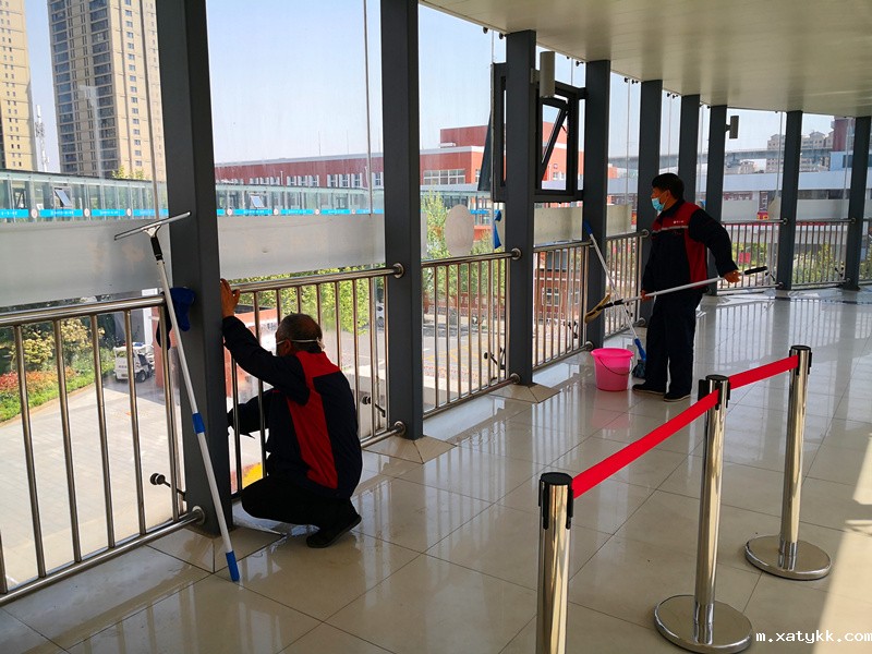 1587974618750732.jpg 8物业人员打扫连廊卫生.jpg