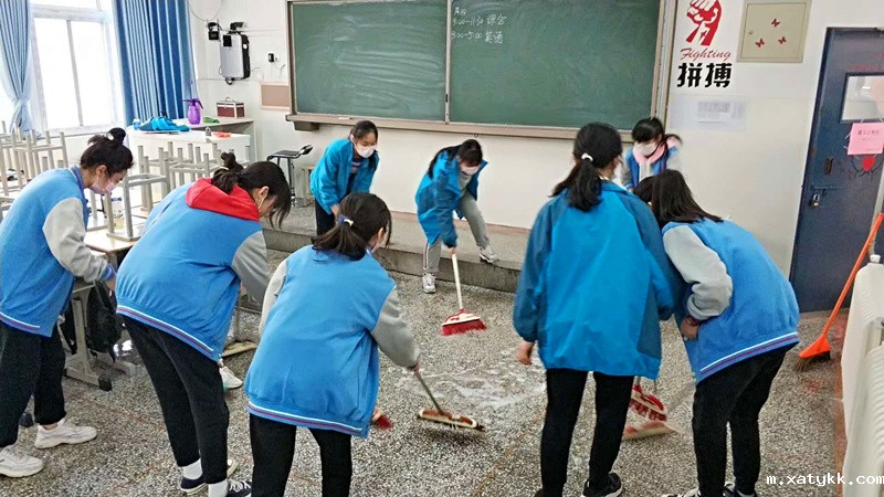 1587974628126186.jpg 9学生彻底清扫教室.jpg