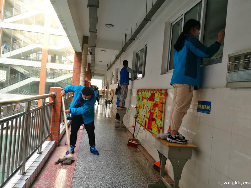 1587974633421625.jpg 10学生打扫教学区卫生.jpg