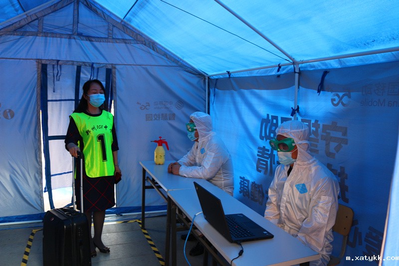 1588153114583597.jpg 4防疫人员监测体温.JPG