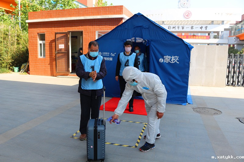 1588153122620432.jpg 5防疫人员对行李进行消毒.JPG