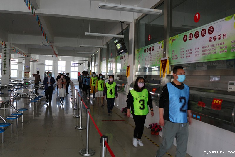 1588153142121956.jpg 8学生排队取餐.JPG