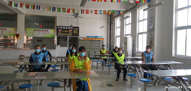 1588153149789374.jpg 9学生有序进餐.jpg