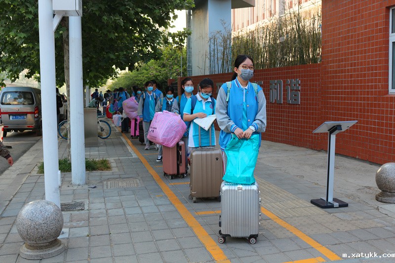 1588811909895706.jpg 1学生排队进校园.JPG