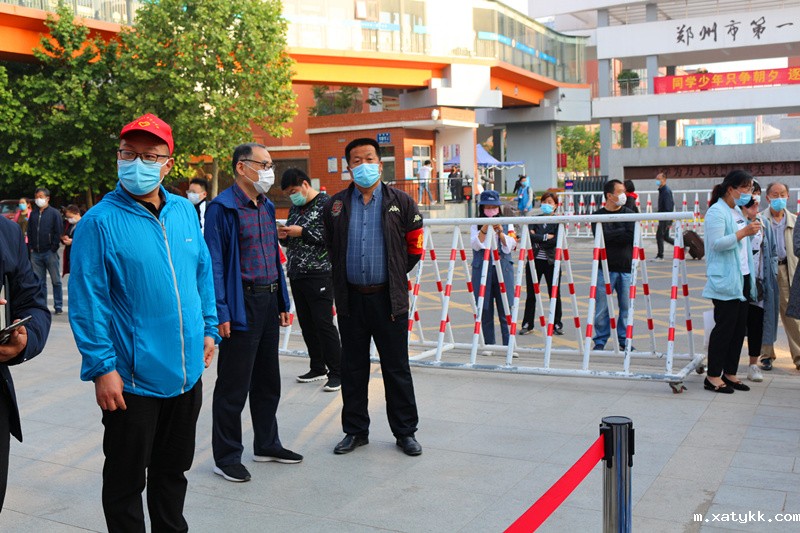 1588811926106460.jpg 4李国喜校长迎接学生归来.JPG