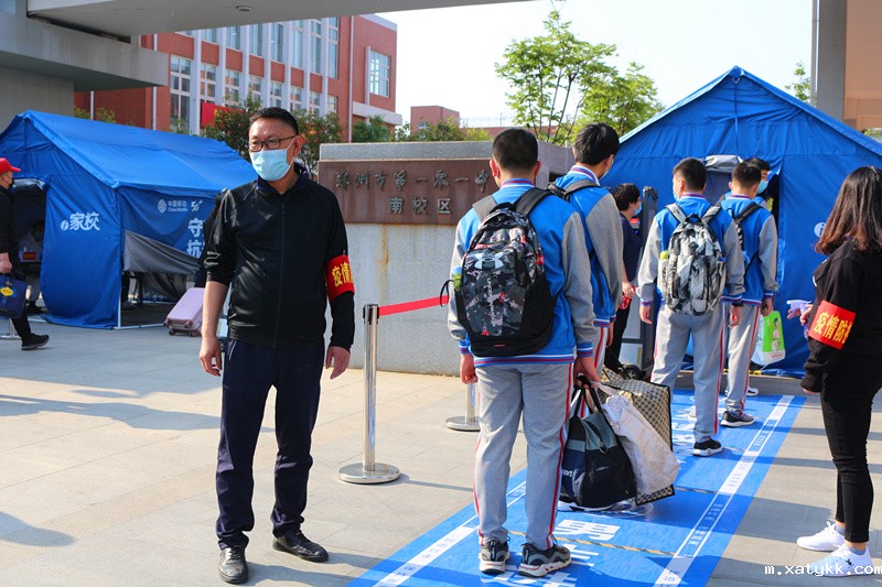 1588811933990505.jpg 5赵银堂书记组织学生入校.JPG