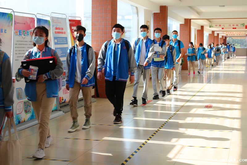 1588811938862356.jpg 6学生排队进入教学楼.JPG