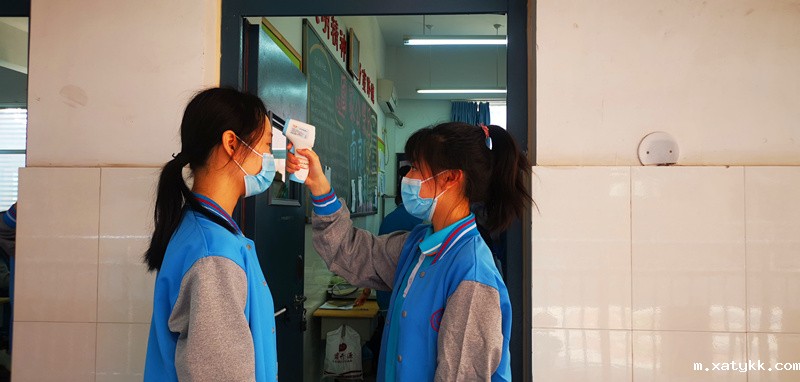 1588811943649392.jpg 7入班测体温.jpg