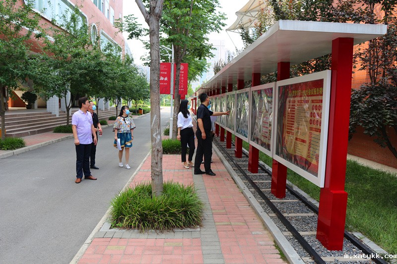 1593511966102518.jpg 6张守明主任介绍学校宣传栏.JPG