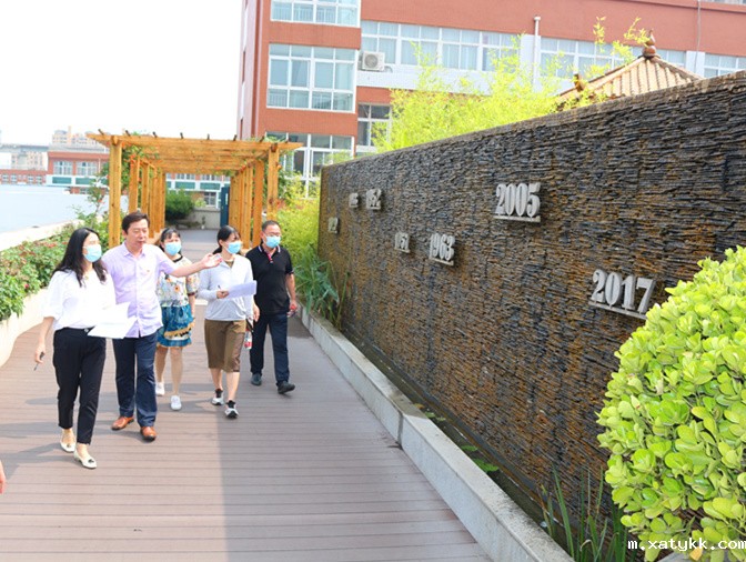 1593512136680461.jpg 4张超副校长介绍学校发展史.JPG