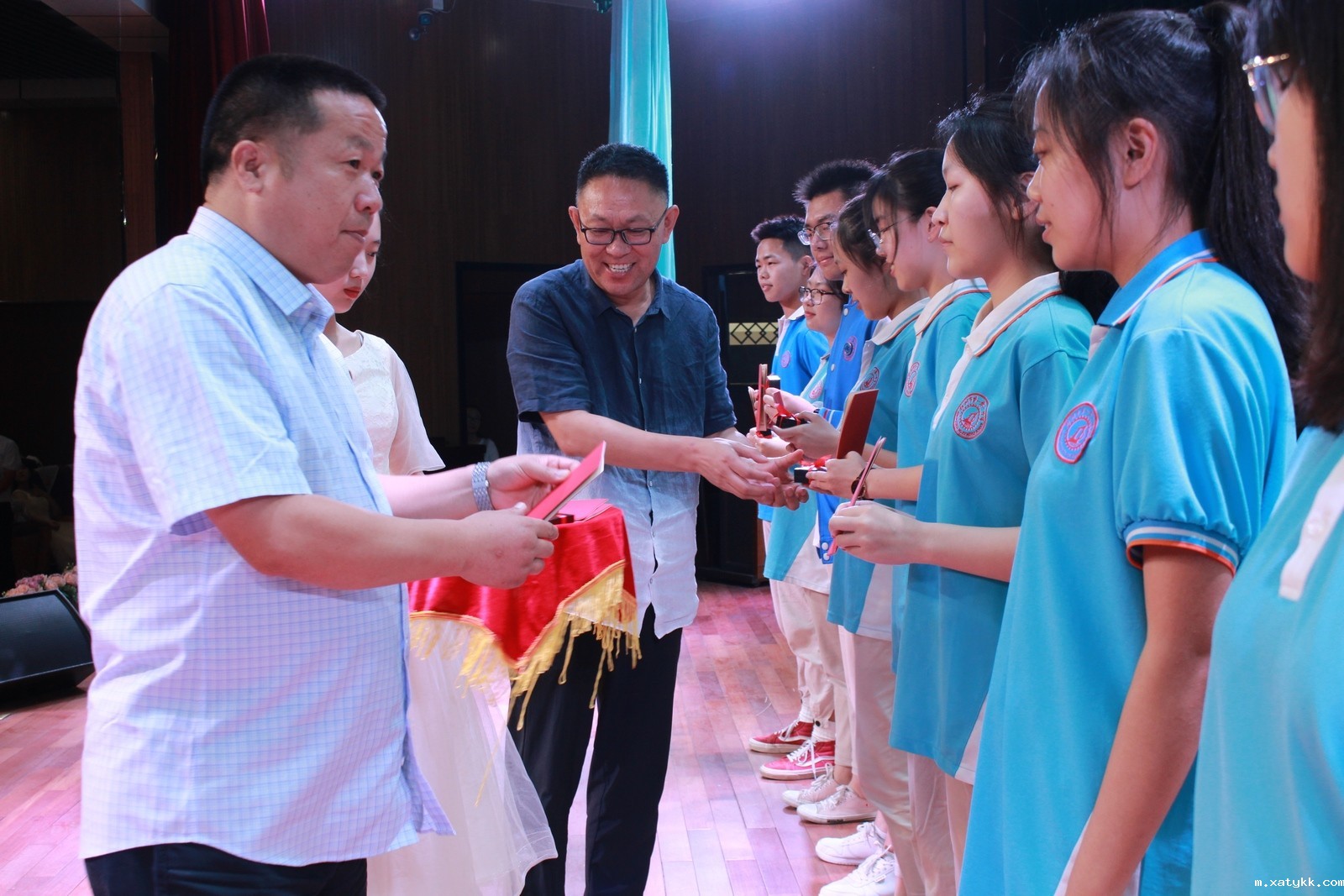 1594542365576195.jpg 14、校领导给学生代表颁发毕业证和校徽.JPG