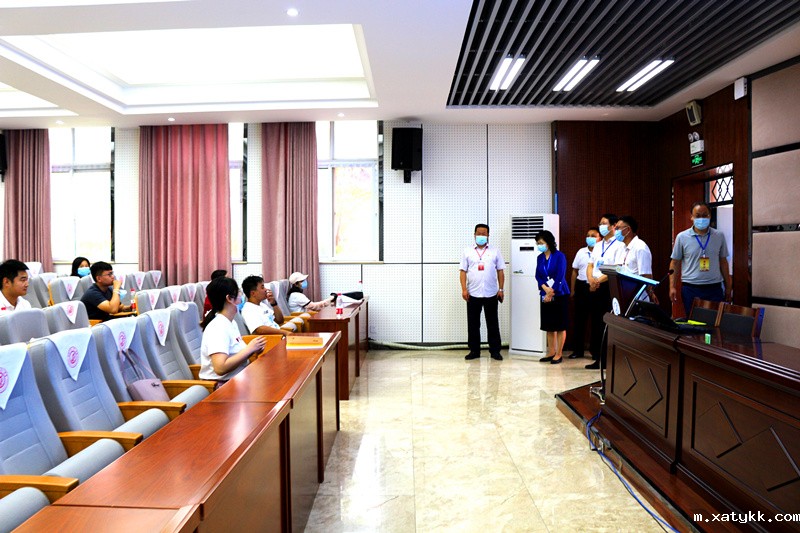 1594891116716608.jpg 7 毛杰看望送考老师.JPG