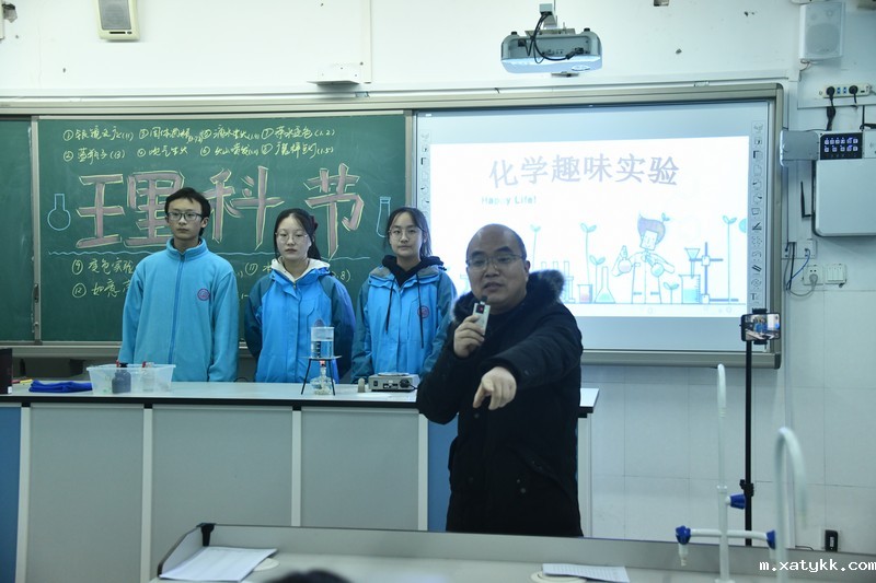 1608340486604209.jpg 11.殷小玉老师闪亮登场主持活动.jpg