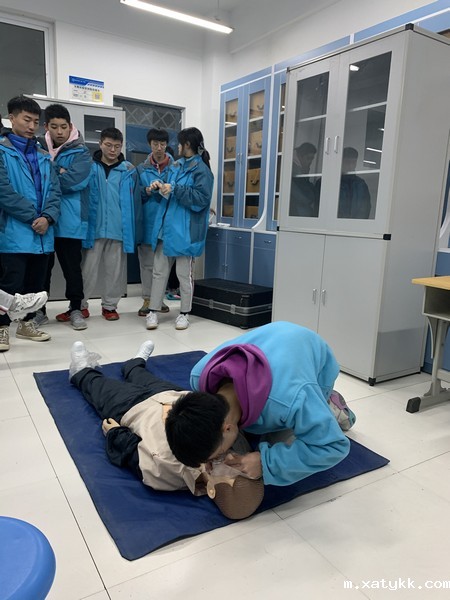 1608340534356217.jpg 14.学生练习心肺复苏急救技能.jpg