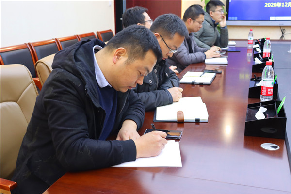5与会干部认真记录.jpg