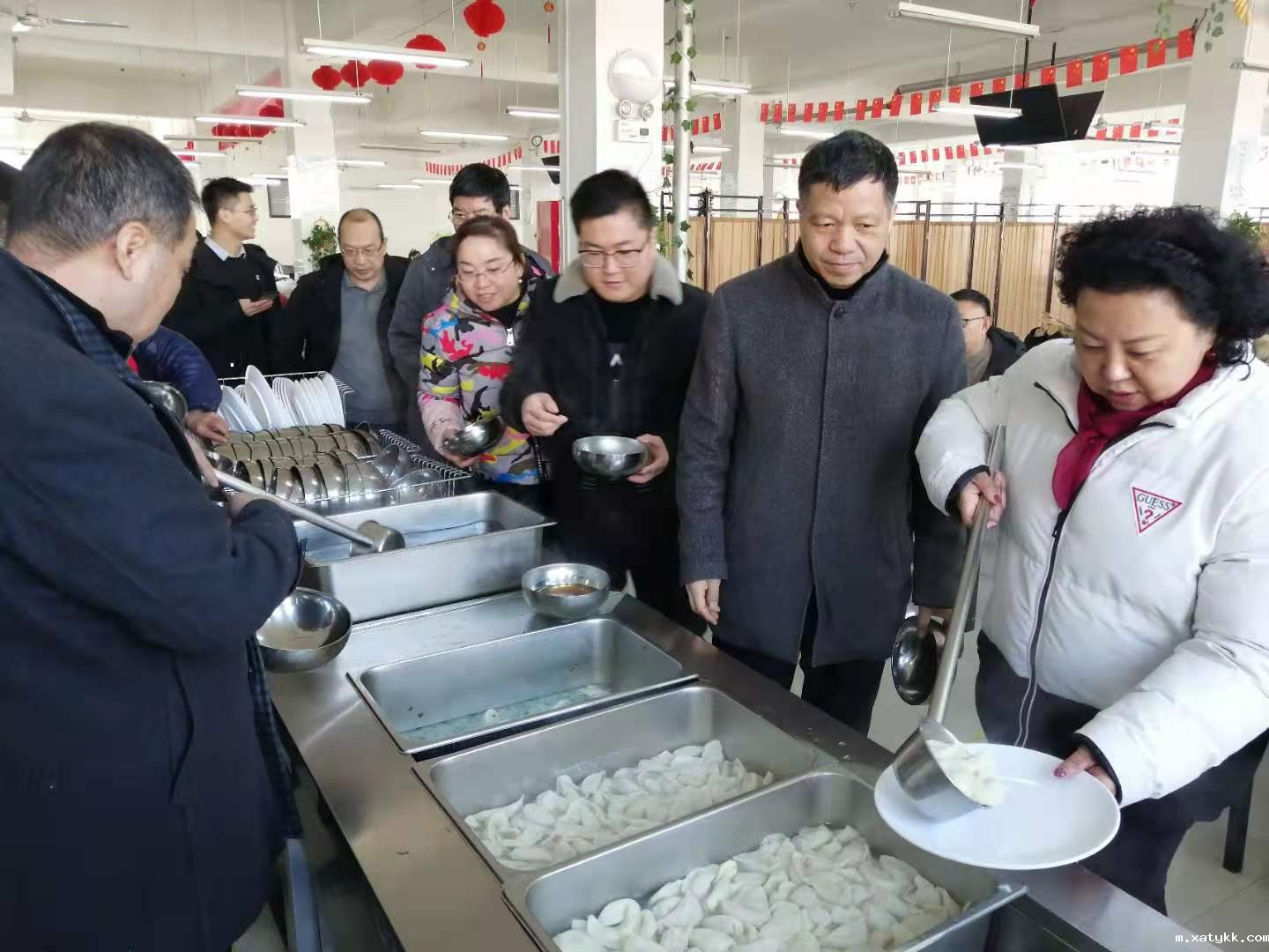 1608602120130549.jpg 5排队盛饺子.jpg