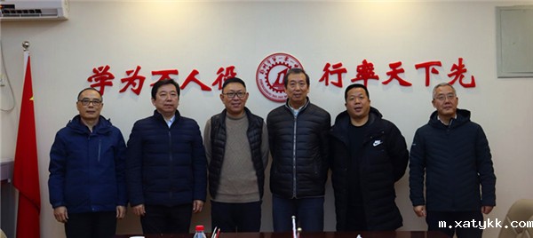 1608719775407683.jpg 5校领导与退休老师一起合影留念_副本.jpg