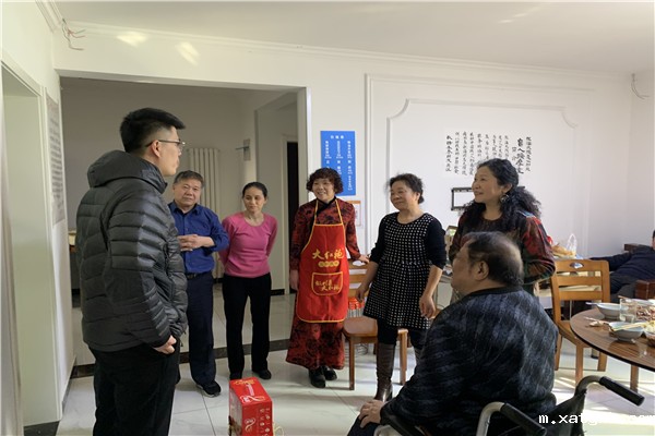 1611218289580068.jpg 2与叔叔阿姨们亲切交谈.jpg