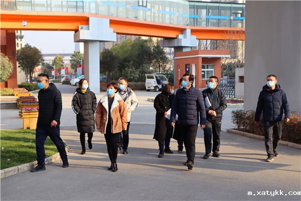 1611222936143941.jpg 郑州市一零一中学校领导陪同市文明办检查组一行检查校园 1.jpg