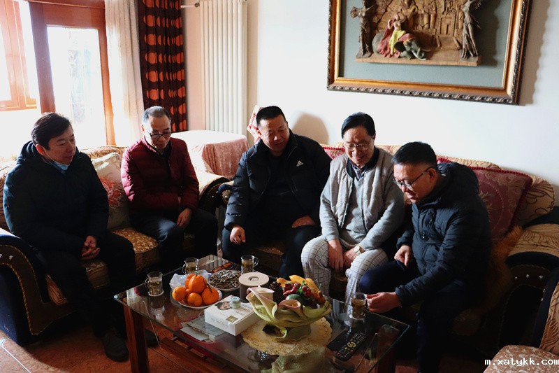 1612350184977380.jpg 1校领导慰问退休老干部李道熙.JPG