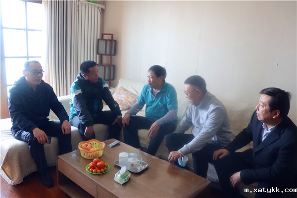 1613883095714370.jpg 4慰问退役军人张林老师.jpg