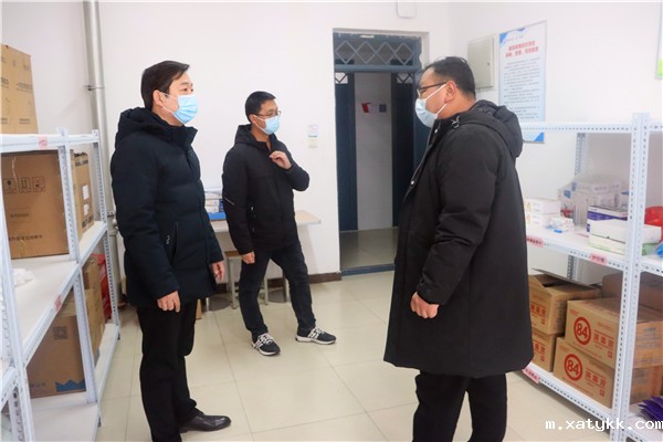 1614322308137572.jpg 4查看防疫物资贮备室.jpg