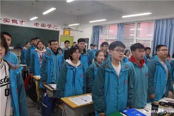 1614504909695909.jpg 4同学们在教室齐唱国歌.jpg