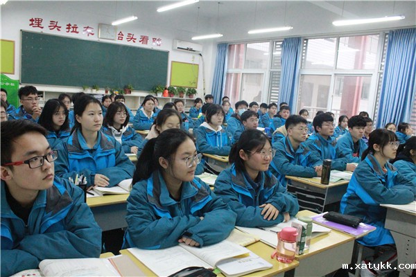 1614504938125803.jpg 6认真收听李校长讲话.jpg