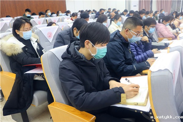 1614513294288485.jpg 4党员老师认真记录.jpg