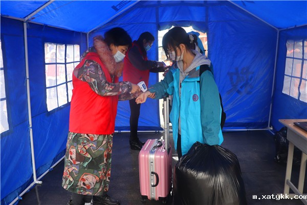 1614513621177333.jpg 5做好入校测温工作.jpg